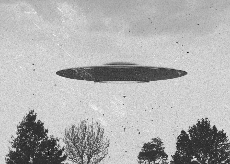 Ufo letící nad stromy