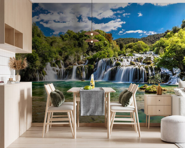 Národní park Krka obklopený stromy a modrou oblohou Národní park Krka obklopený stromy a modrou oblohou