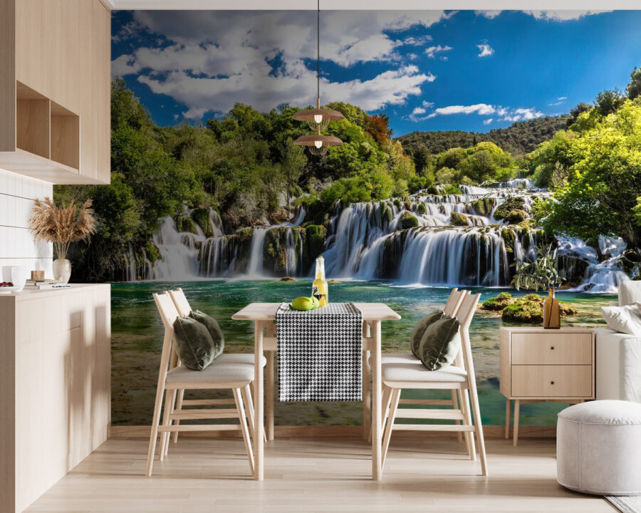 Národní park Krka obklopený stromy a modrou oblohou