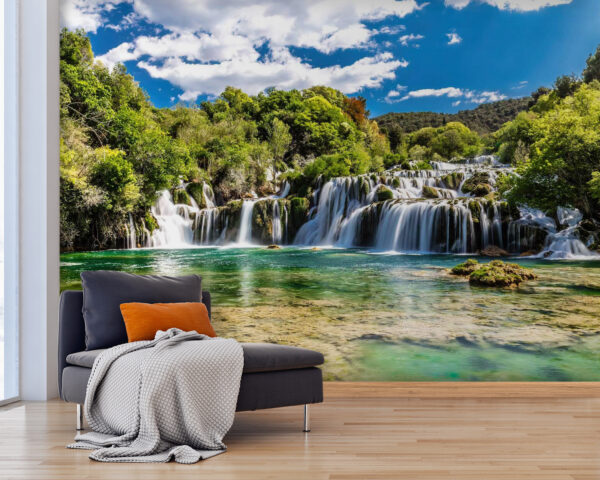 Národní park Krka obklopený stromy a modrou oblohou Národní park Krka obklopený stromy a modrou oblohou