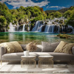 Fototapeta Národní park Krka obklopený stromy a modrou oblohou