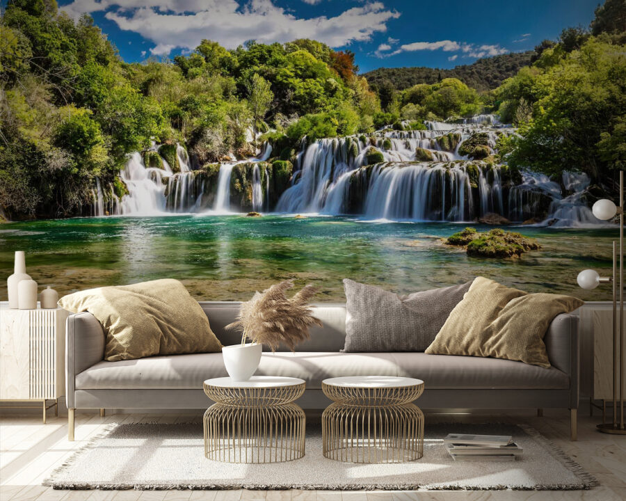 Národní park Krka obklopený stromy a modrou oblohou