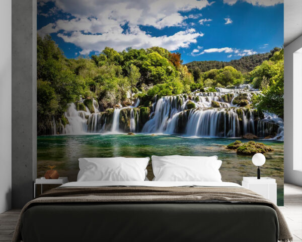 Národní park Krka obklopený stromy a modrou oblohou Národní park Krka obklopený stromy a modrou oblohou