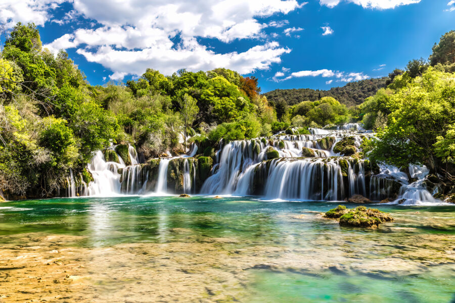 Národní park Krka obklopený stromy a modrou oblohou