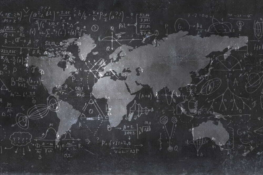 Tabule s mapou a matematickými rovnicemi