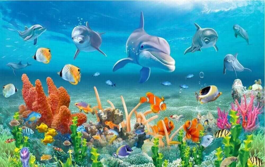 Skupina ryb a delfínů plovoucích v oceánu