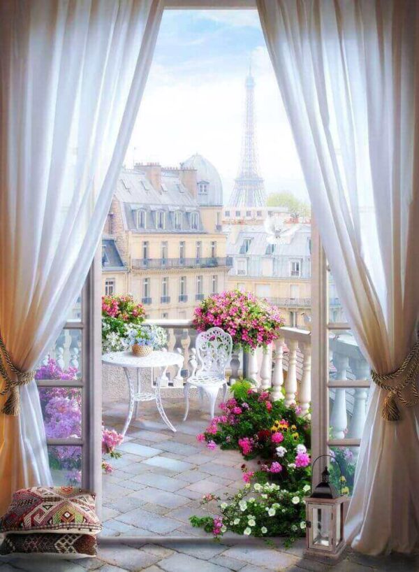 Pohled na balkon s výhledem z okna na Eiffelovu věž Pohled na balkon s výhledem z okna na Eiffelovu věž