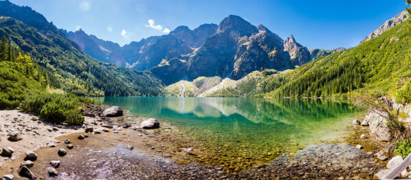 Jezero s horami v pozadí Jezero s horami v pozadí