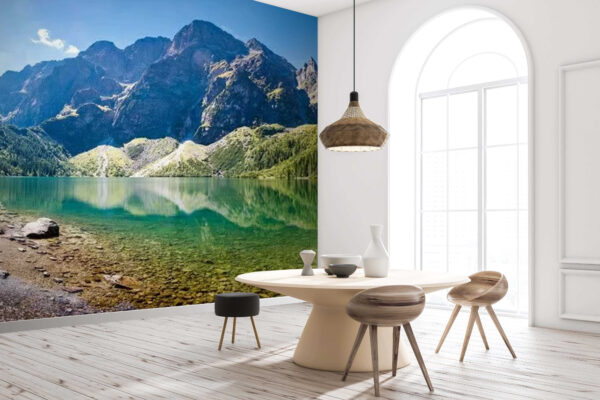 Jezero s horami v pozadí Jezero s horami v pozadí