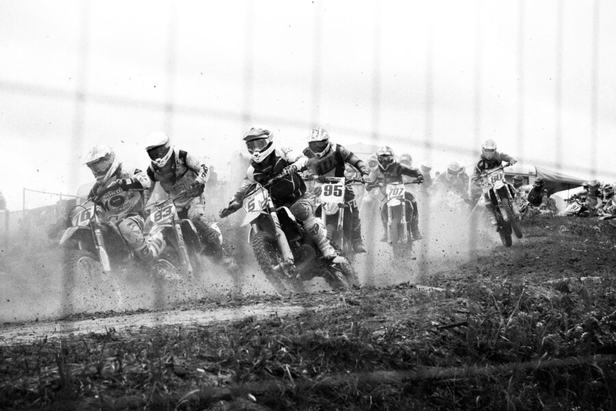 Fototapeta Skupina lidí na terénních motorkách - Image 3