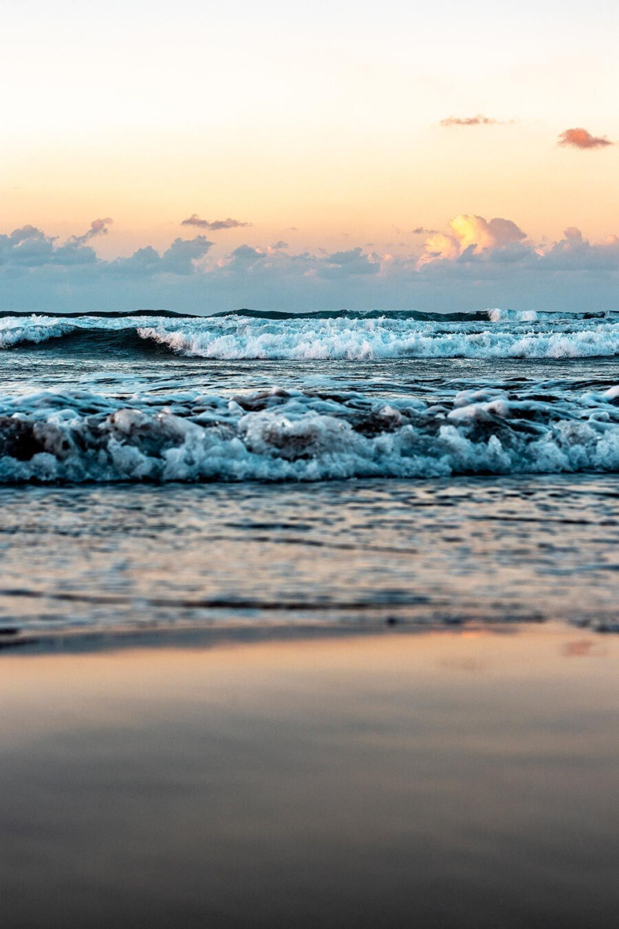 Vlny na pláži s rozbíjejícími se vlnami Vlny na pláži s rozbíjejícími se vlnami