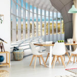 Fototapeta Velký pokoj s okny a výhledem na pláž