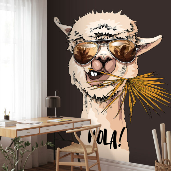 Lama ve slunečních brýlích a s listem na hlavě Lama ve slunečních brýlích a s listem na hlavě