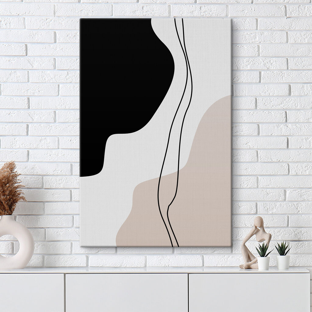 A black and white image of a necklace