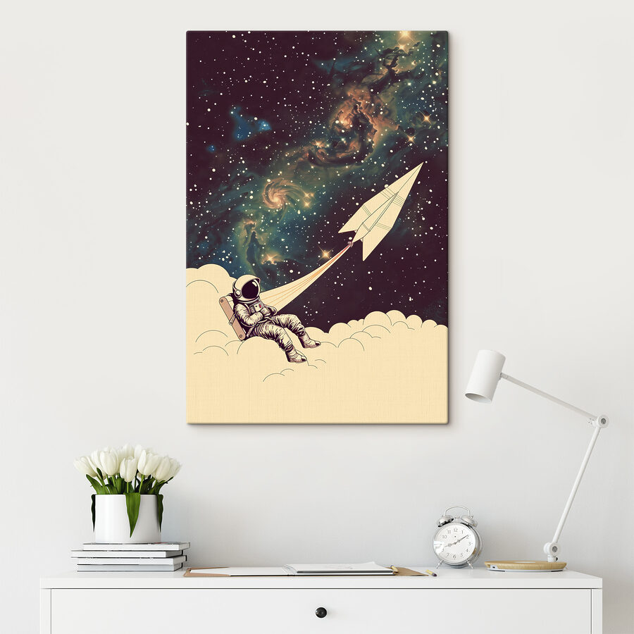 Astronaut sedící na mraku s papírovým letadlem na obloze