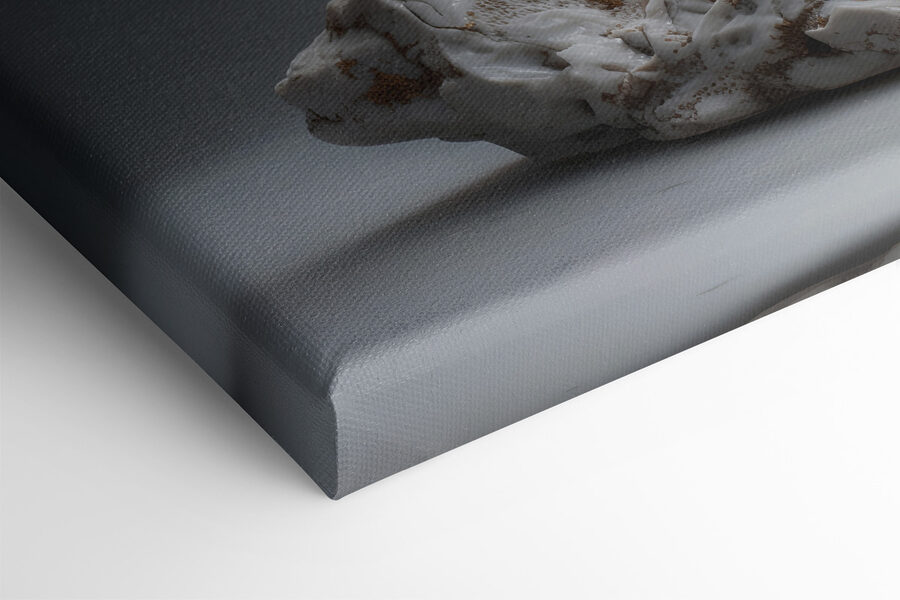 Elegantní porcelánová květinová plastika na výstavě.