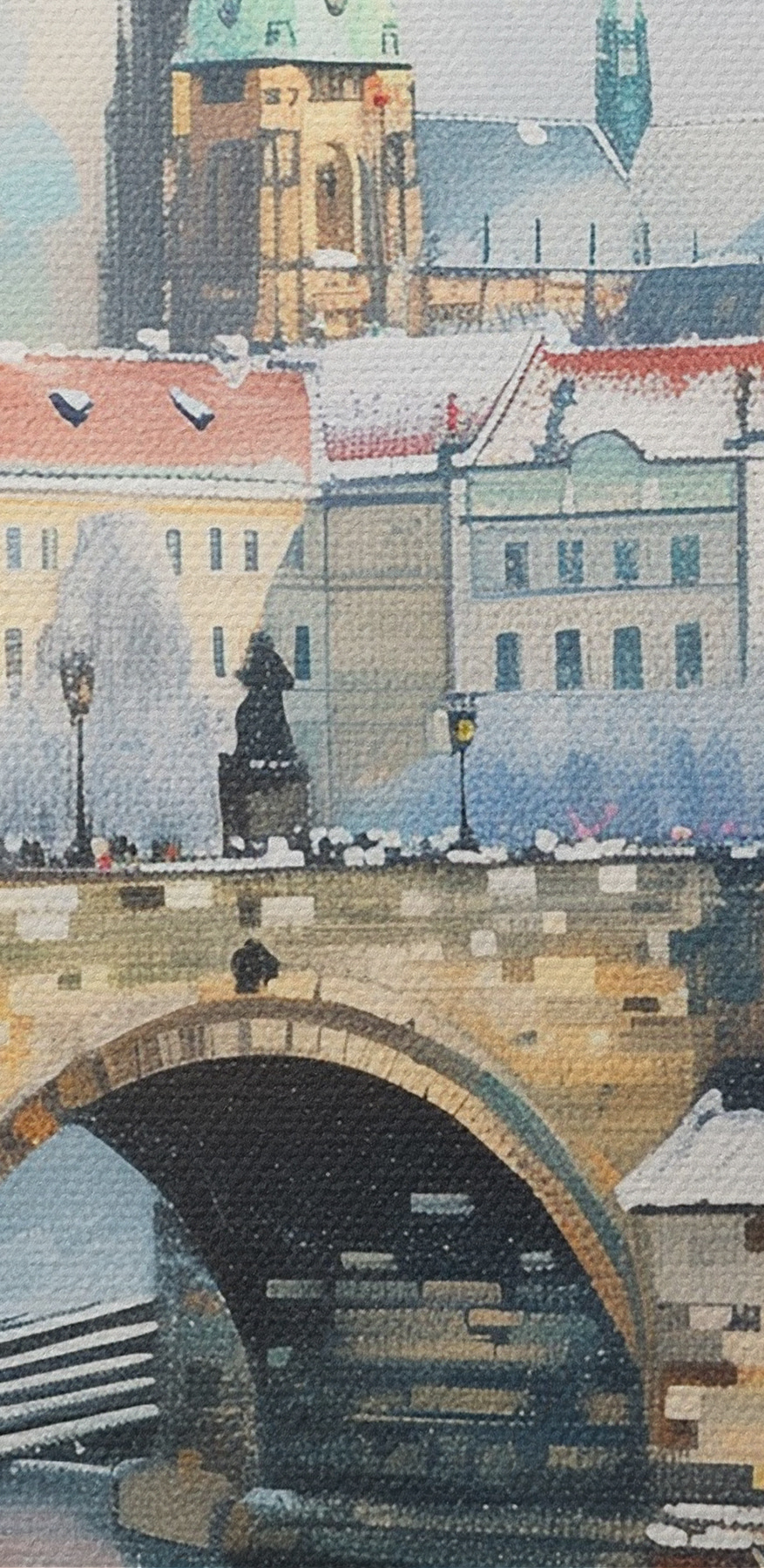 Most přes vodu s budovami a sněhem