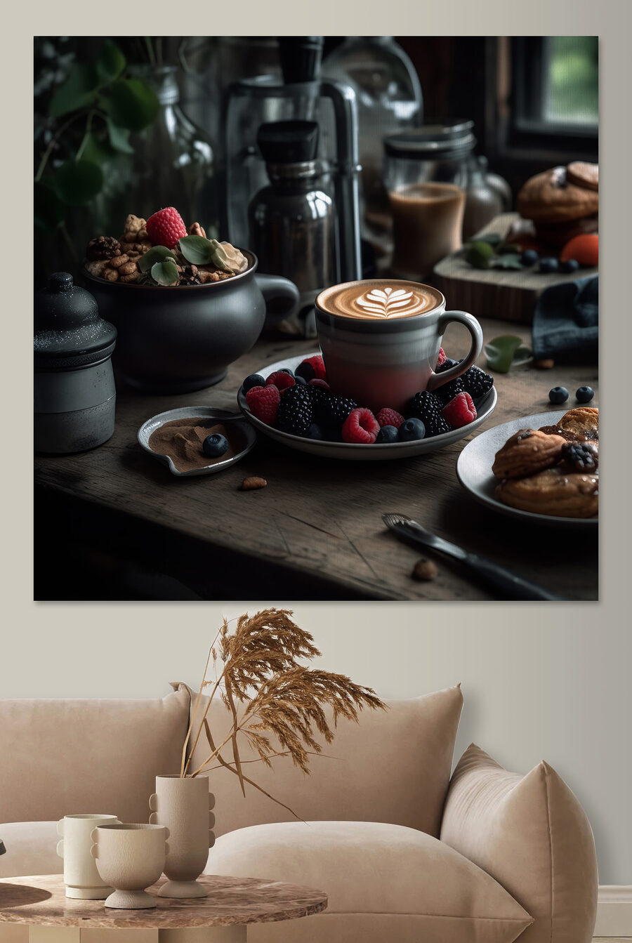Šálek kávy s latté art na talíři s ovocem a cereáliemi