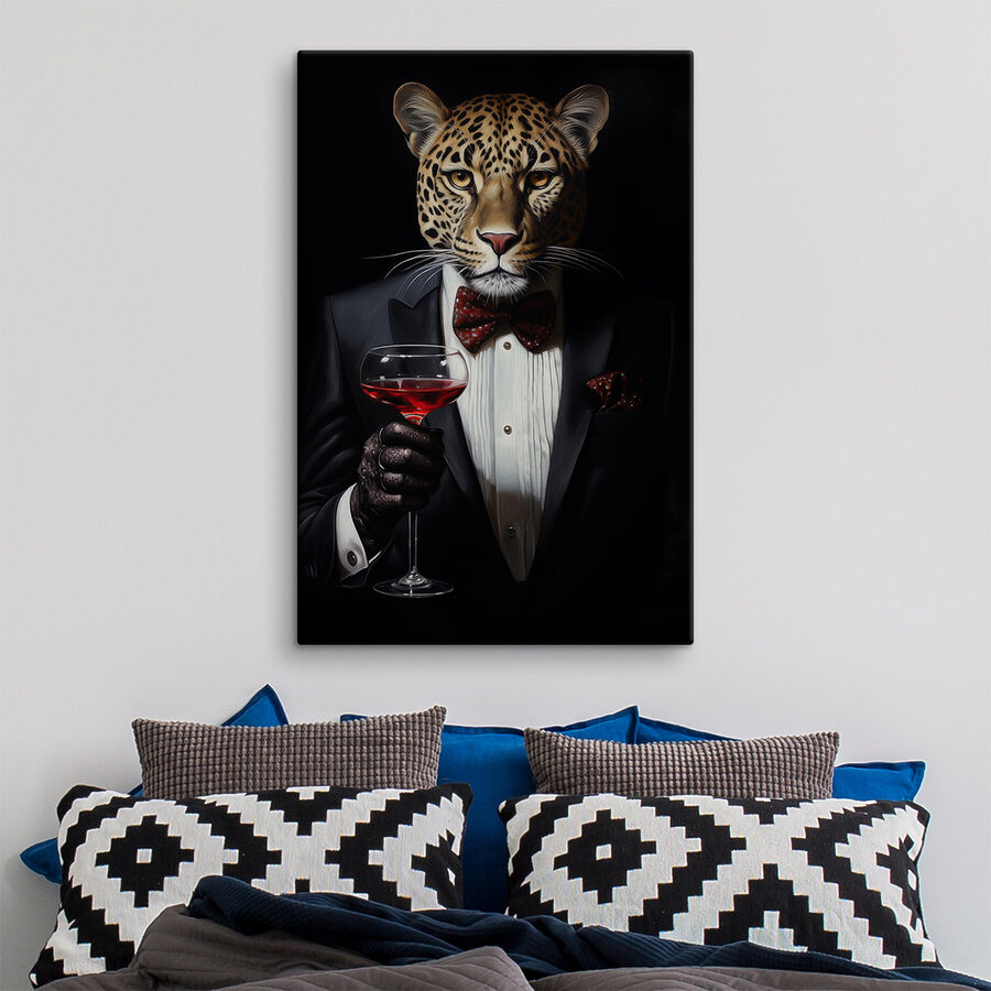 Leopard v obleku a s motýlkem, který drží skleničku na víno Leopard v obleku a s motýlkem, který drží skleničku na víno