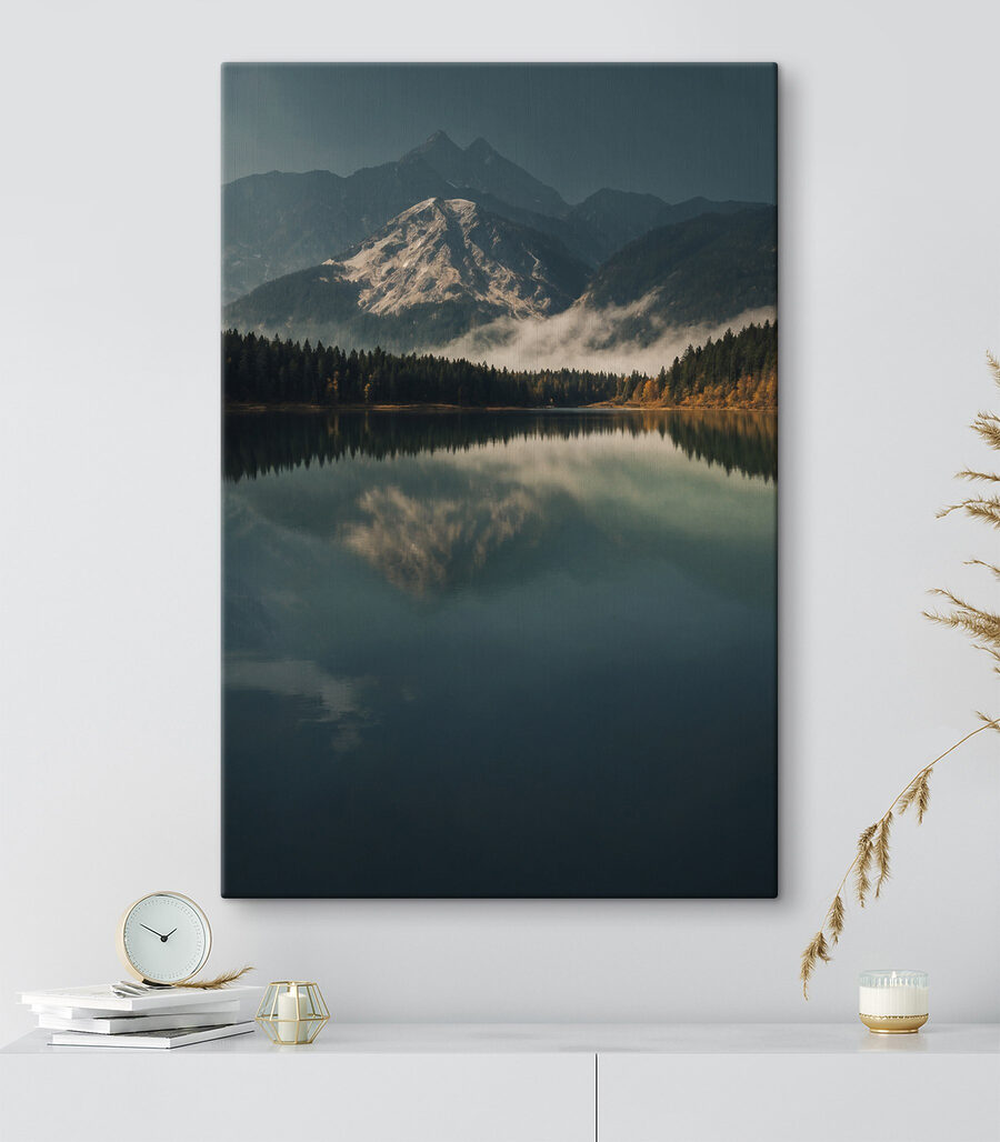 Jezero se stromy a horami v pozadí Jezero se stromy a horami v pozadí