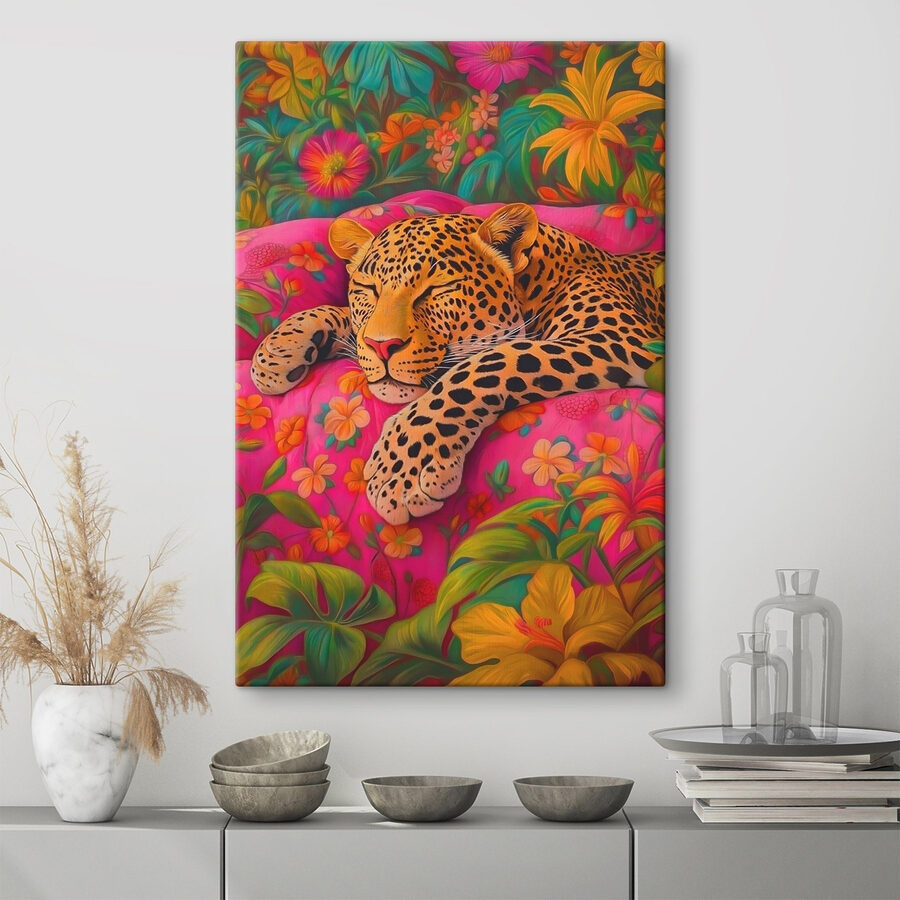 Leopard spící na růžovém gauči