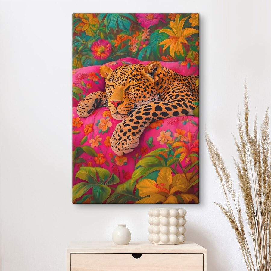 Leopard spící na růžovém gauči
