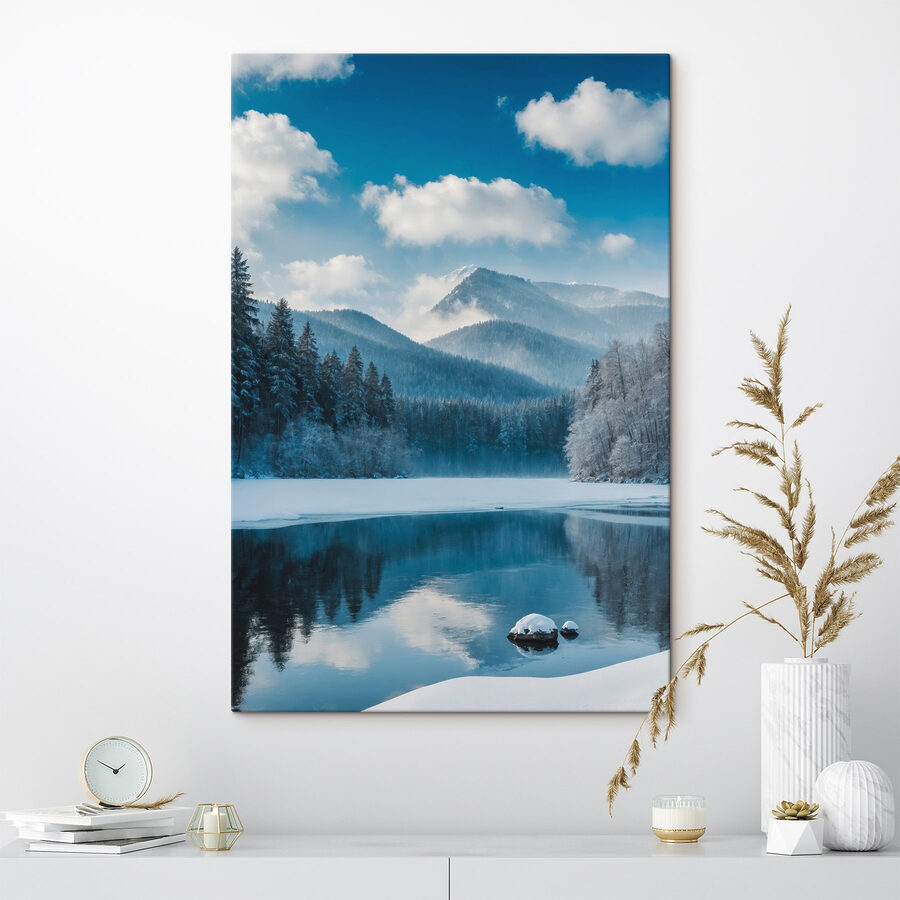 Jezero se sněhem a stromy v pozadí