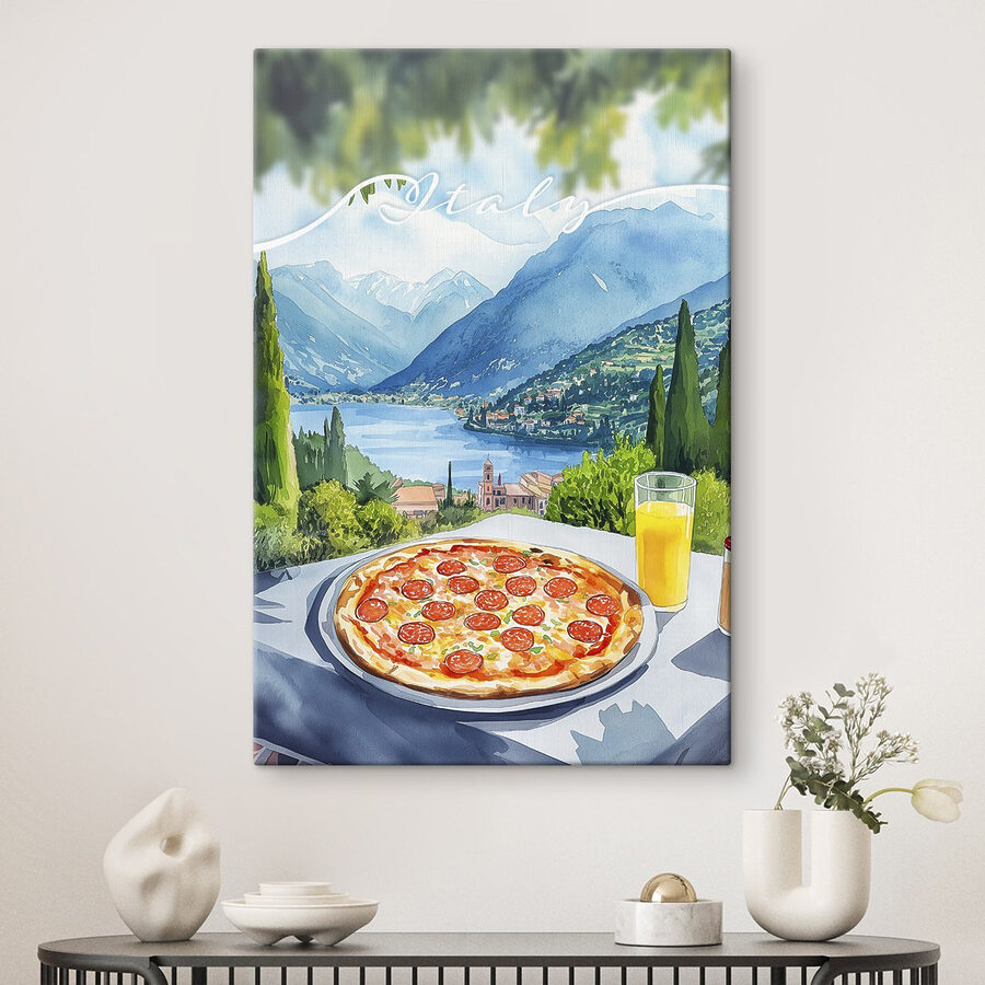Pizza a džus na stole s horami a stromy