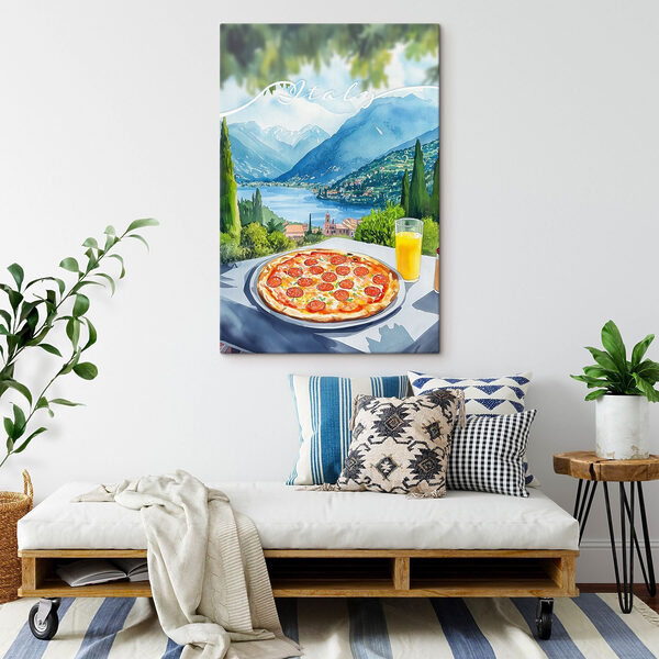 Pizza a džus na stole s horami a stromy Pizza a džus na stole s horami a stromy