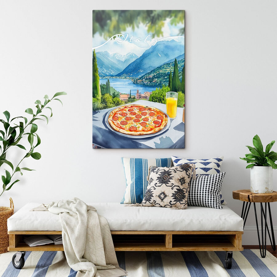 Pizza a džus na stole s horami a stromy