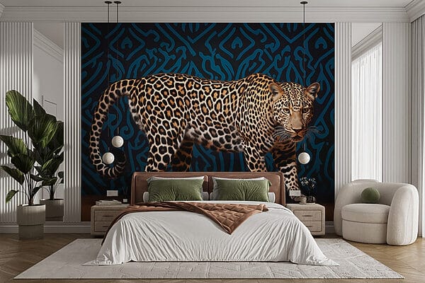 Leopard stojící na dřevěné podlaze Leopard stojící na dřevěné podlaze