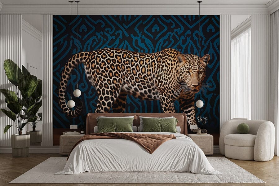 Leopard stojící na dřevěné podlaze Leopard stojící na dřevěné podlaze