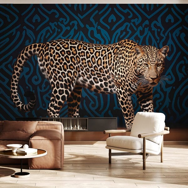 Leopard stojící na dřevěné podlaze Leopard stojící na dřevěné podlaze