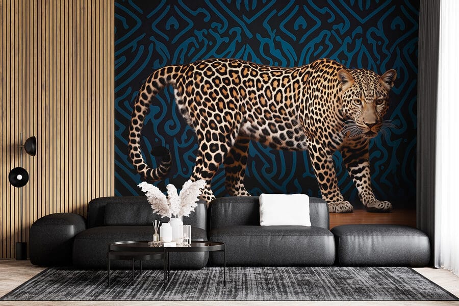 Leopard stojící na dřevěné podlaze Leopard stojící na dřevěné podlaze