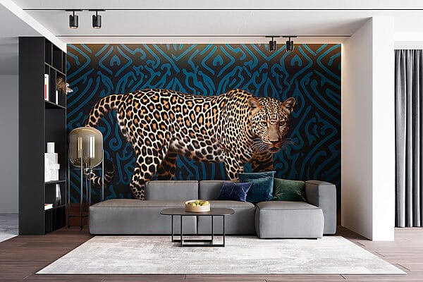 Leopard stojící na dřevěné podlaze Leopard stojící na dřevěné podlaze