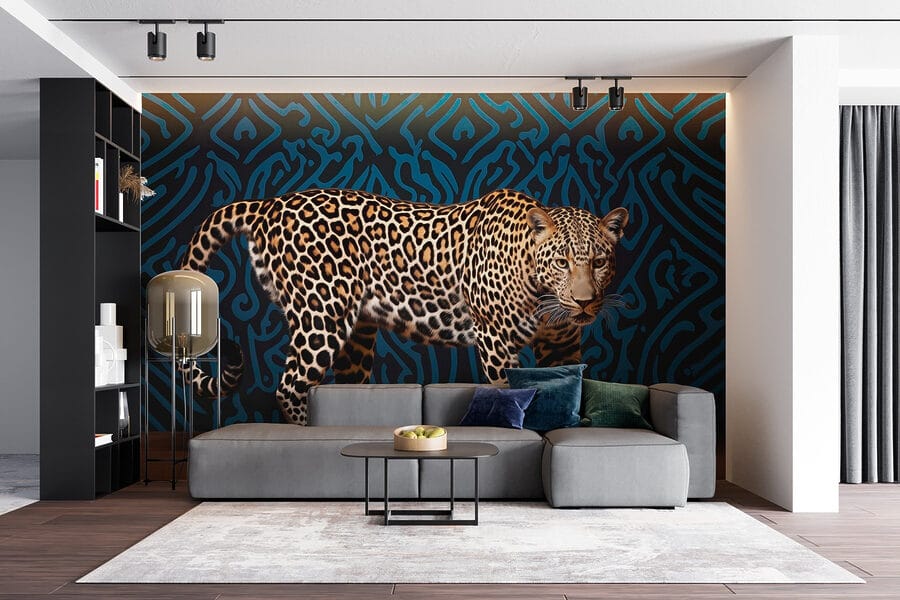Leopard stojící na dřevěné podlaze Leopard stojící na dřevěné podlaze