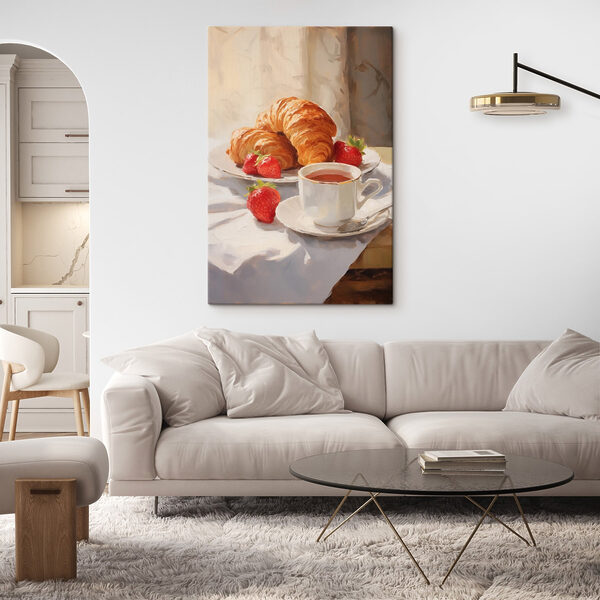 Croissant a jahody na talíři Croissant a jahody na talíři