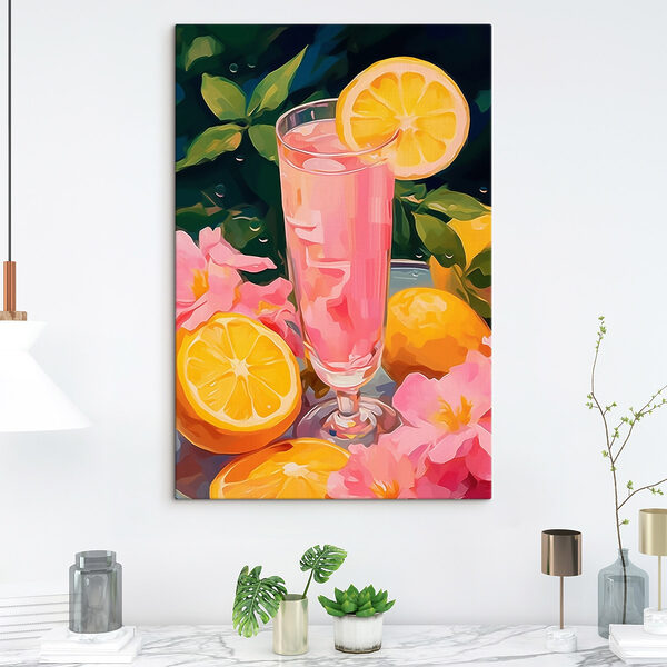 Sklenice růžové tekutiny s citrony a květy Sklenice růžové tekutiny s citrony a květy