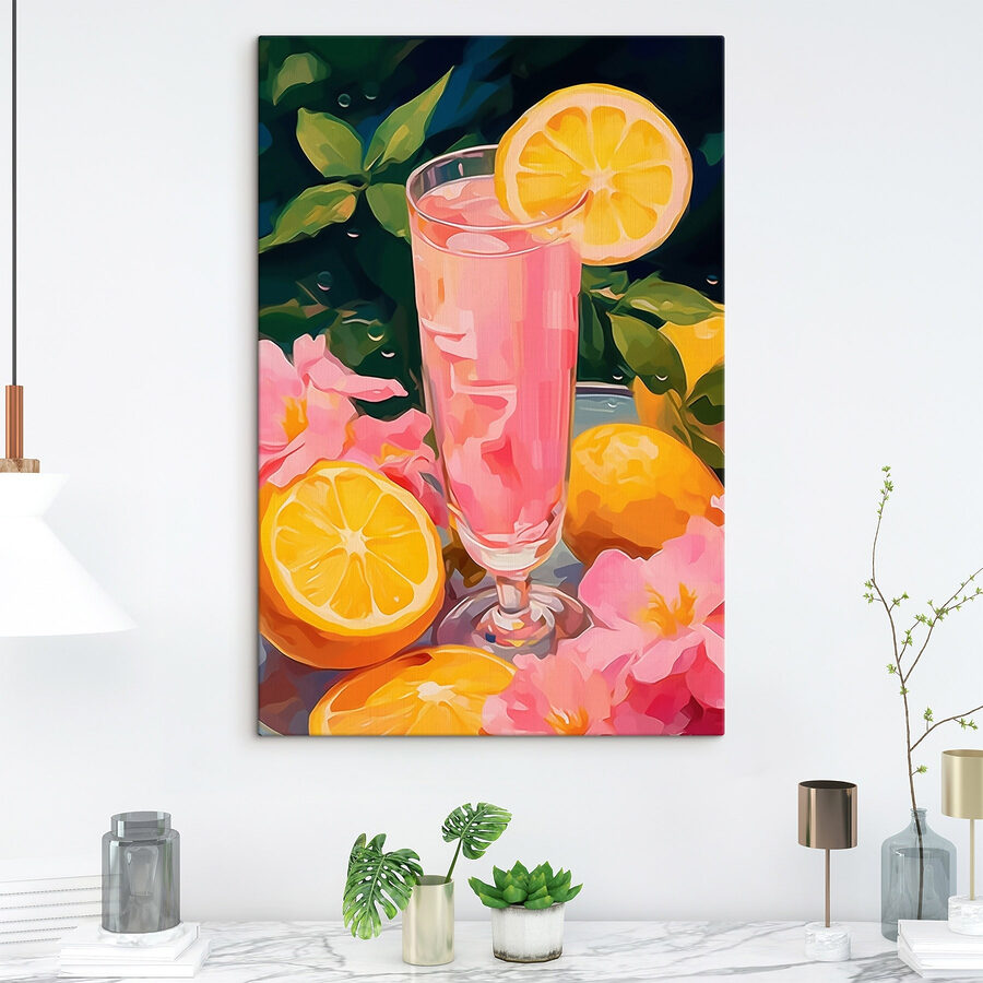 Sklenice růžové tekutiny s citrony a květy Sklenice růžové tekutiny s citrony a květy