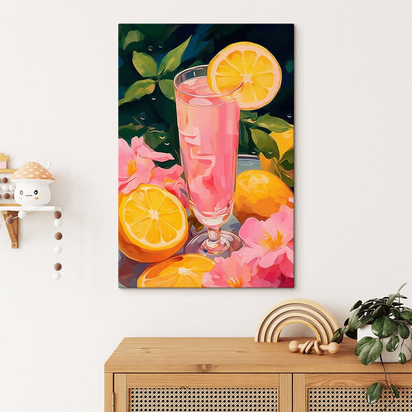 Sklenice růžové tekutiny s citrony a květy Sklenice růžové tekutiny s citrony a květy