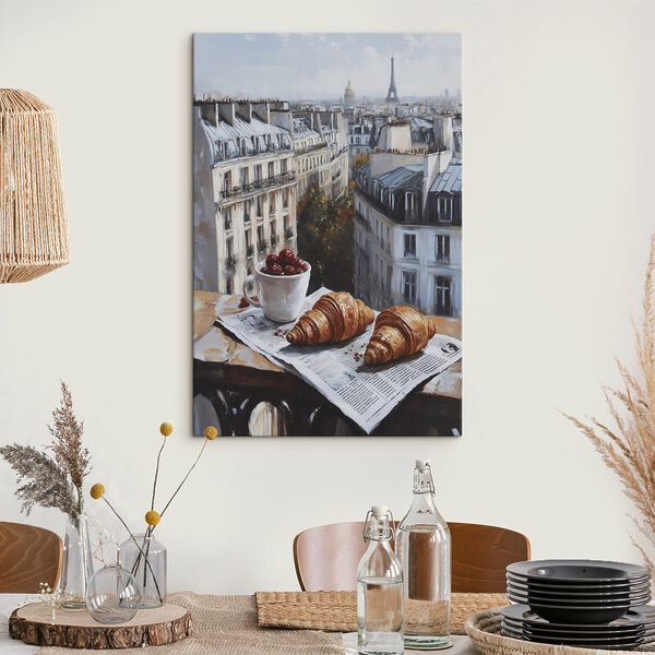 Šálek kávy a croissanty na stole s budovami v pozadí Šálek kávy a croissanty na stole s budovami v pozadí