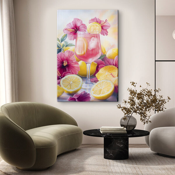 Sklenice růžového nápoje s citrony a květinami Sklenice růžového nápoje s citrony a květinami