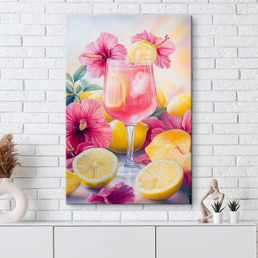 Sklenice růžového nápoje s citrony a květinami Sklenice růžového nápoje s citrony a květinami
