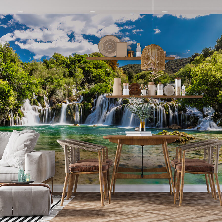Národní park Krka obklopený stromy a modrou oblohou