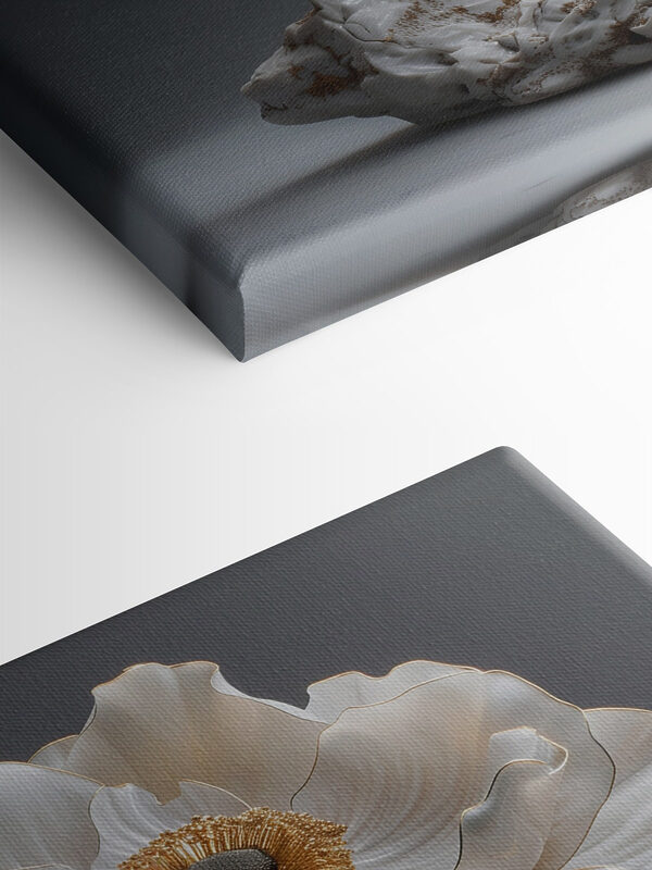 Elegantní porcelánová květinová plastika na výstavě. Elegantní porcelánová květinová plastika na výstavě.