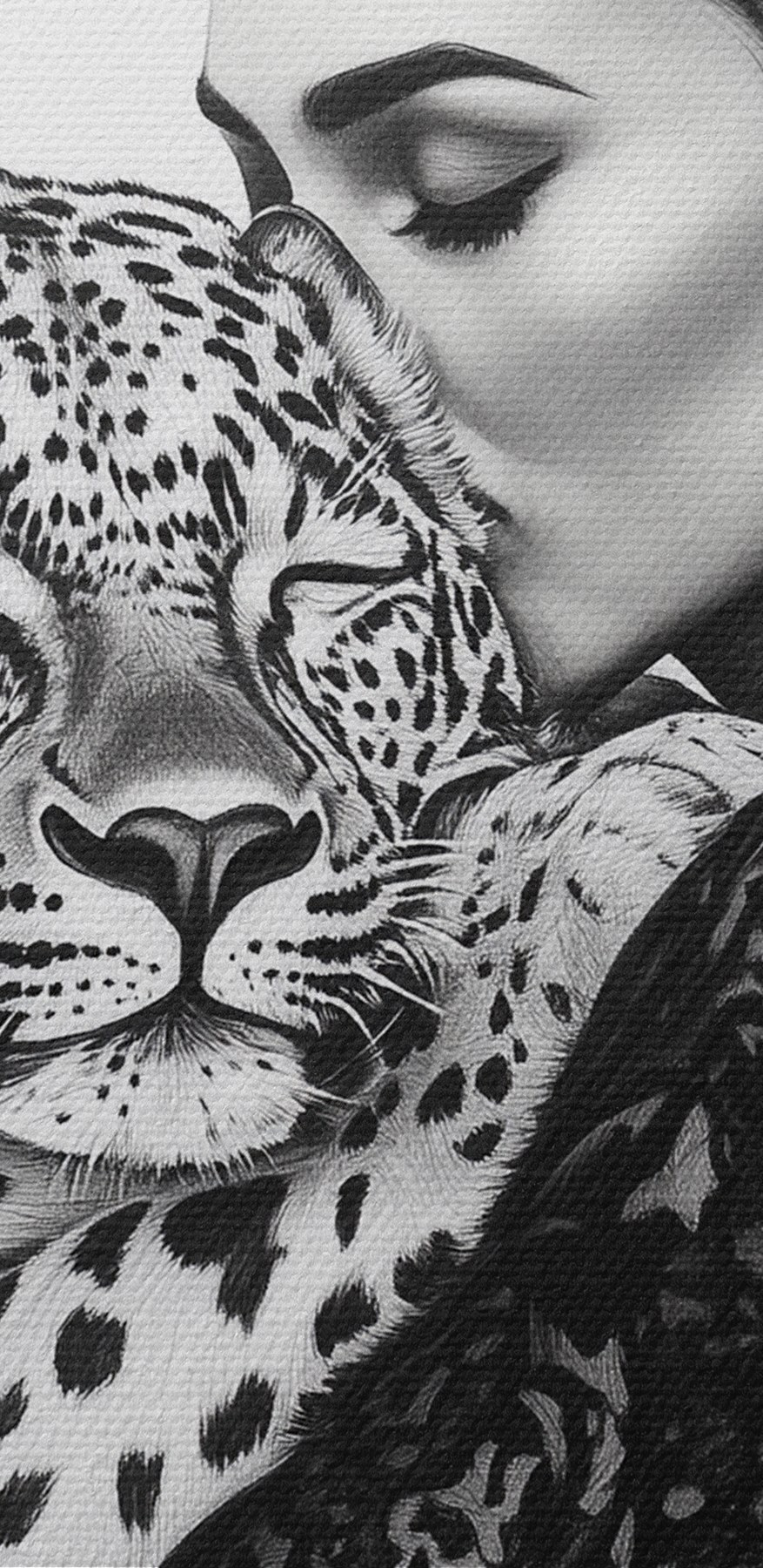 Žena objímající leoparda