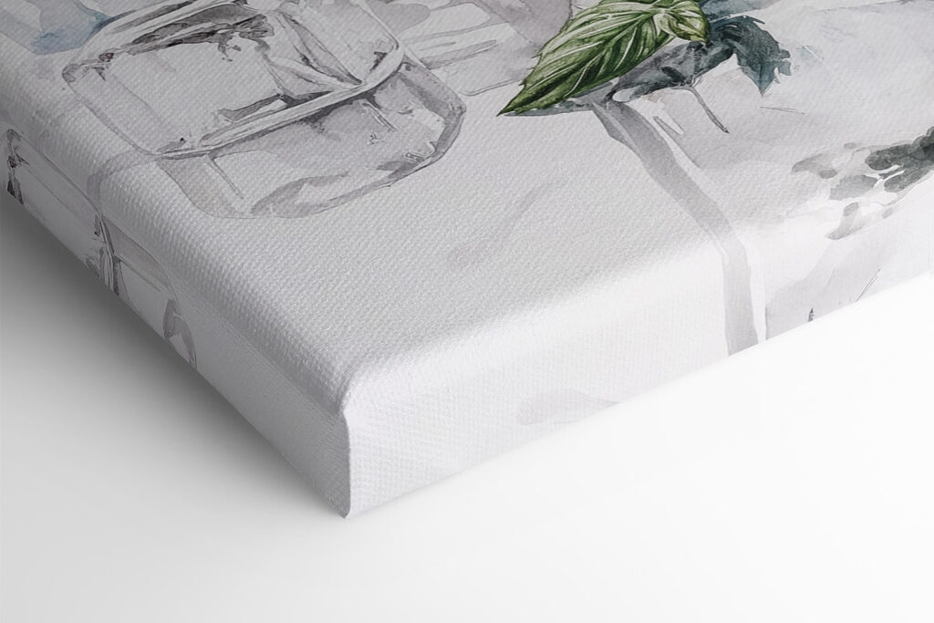 Glass with ice and lime on top