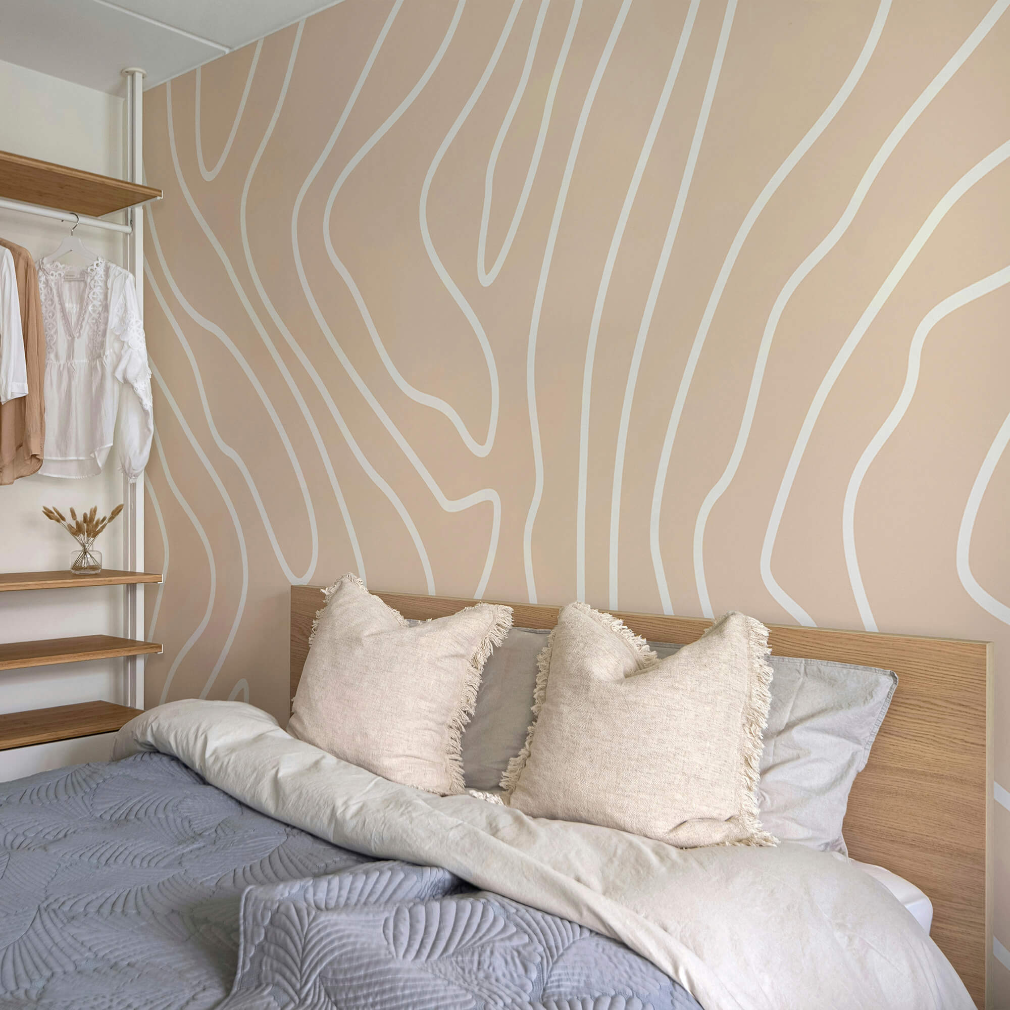 Bílé čáry na růžovém pozadí