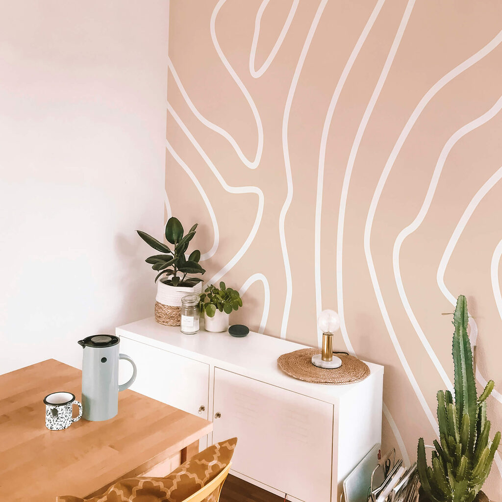 Bílé čáry na růžovém pozadí