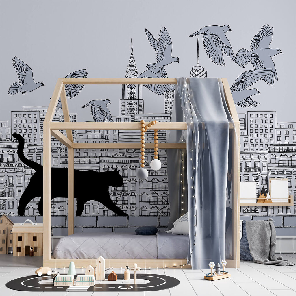 Kočka kráčející po zdi s ptáky létajícími na obloze